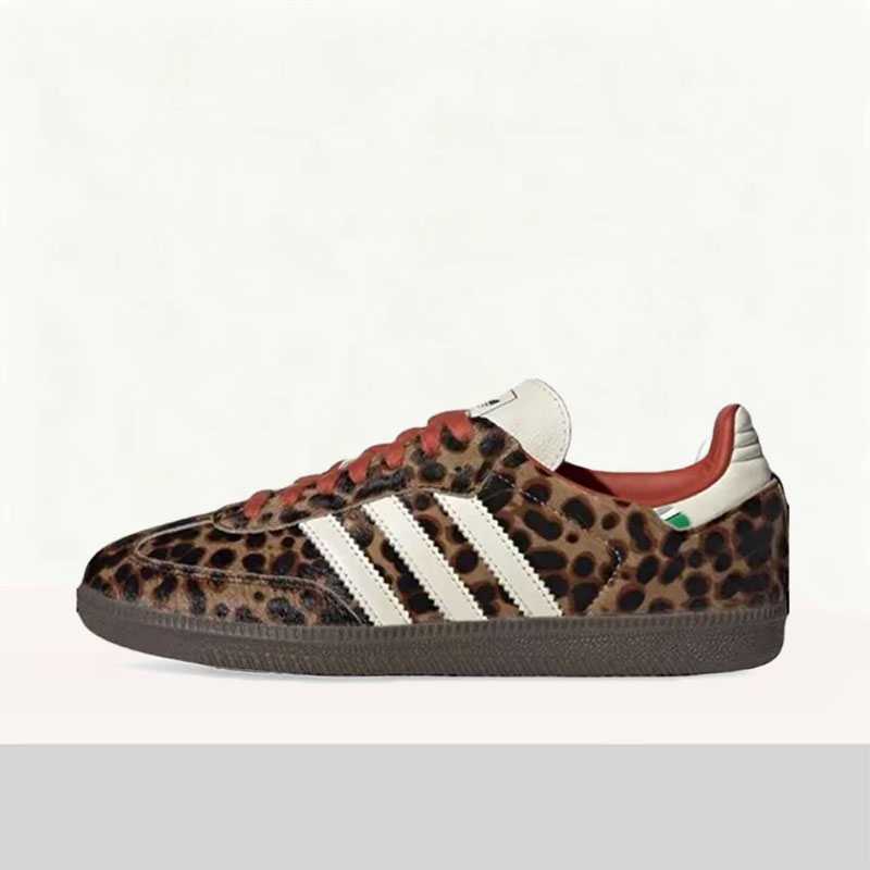 Adidas Shoes Samba - アディダス SAMBA OG：ファッショナブルで、多用途に使える、トレンド感あふれる、そして個性的なデザインの、普段使いに最適なローカットのカジュアルスケートシューズ。モデル番号：JI2734